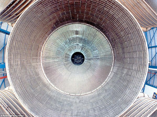 1_Saturn_V_F1_engine_at_the_Kennedy_Space_Center_in_Florida
