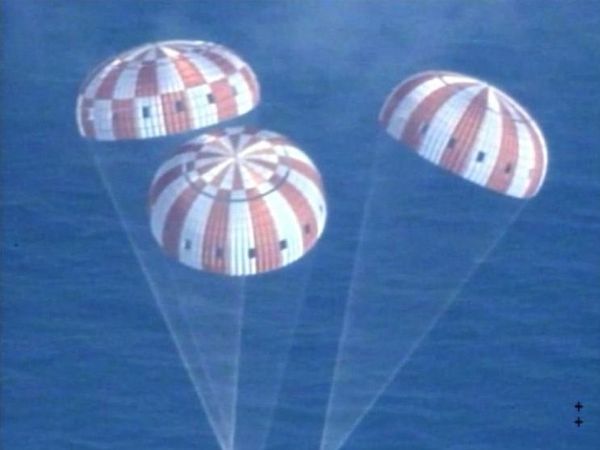8_parachutes_brought_orion_safely_back _to_earth