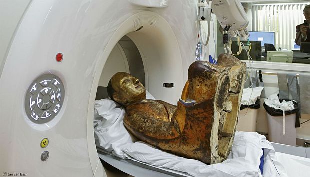 statue_revealing_mummified_monk_ct_scan